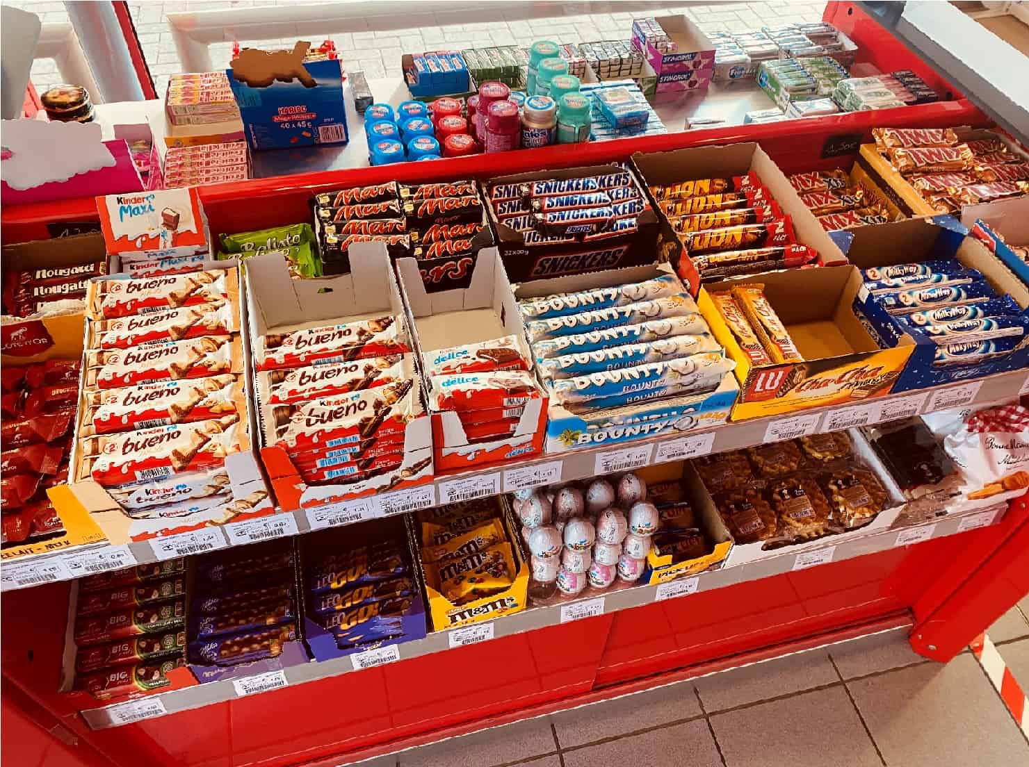 Snacks Sucrés Dans Un Présentoir à La Station Pierrard De Gedinne